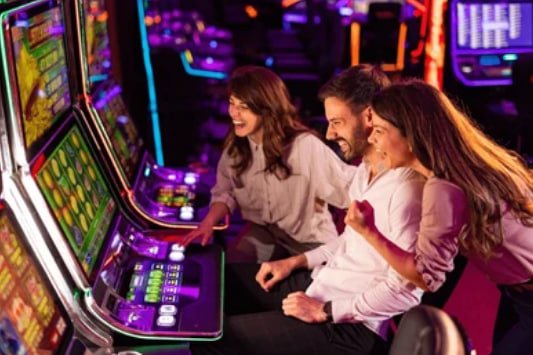 မြန်မာ ကစားသမားများ 6pgm app ကတ်ဂိမ်း live dealer Baccarat table တွင် ကစားနေသောမြင်ကွင်း